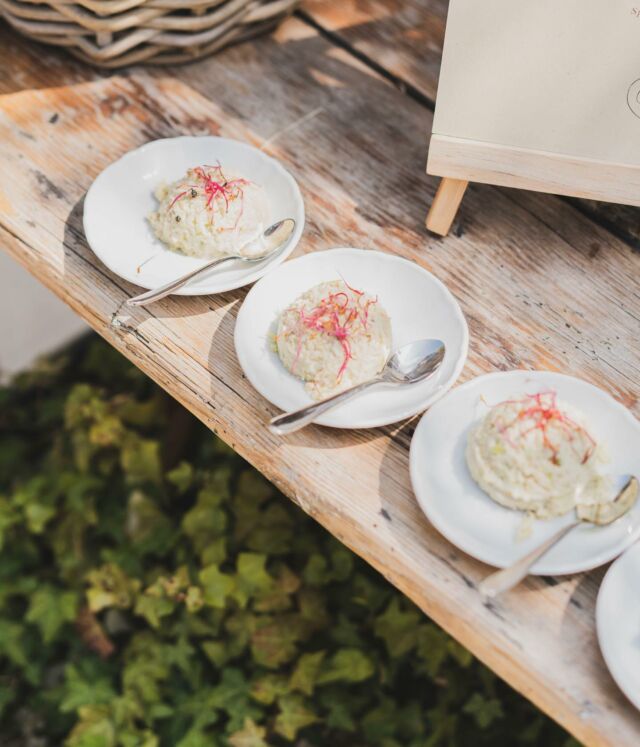 L’aperitivo è il punto d’incontro più importante durante una cerimonia. 

È un momento di benvenuto, nell’attesa del pasto vero e proprio.

Per questo amiamo proporre antipasti tradizionali e finger food dal gusto raffinato. Da accompagnare con vini leggeri e di qualità per poter accogliere i vostri ospiti con il giusto calore.

.
.
.

#altezzon #altezzonhotel #weddingday #antipasti #italianfood #miseenplace #fooodlover #event #madeinitaly